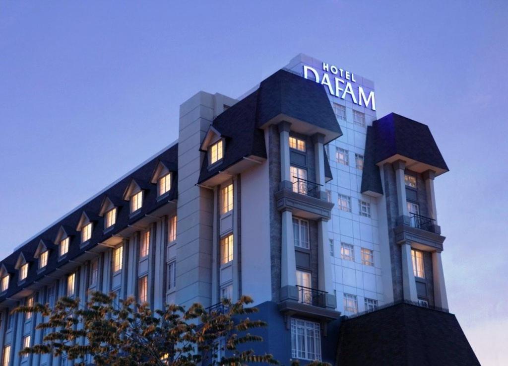ホテル ダファム セマラン スマラン エクステリア 写真